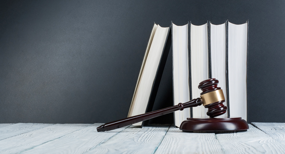 Gerichtshammer und Bücher liegen auf einem Tisch